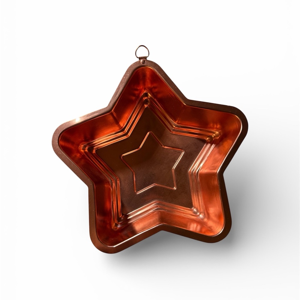 Copper Star-Shaped Holiday Baking Mold with Decorative‎ Ring.